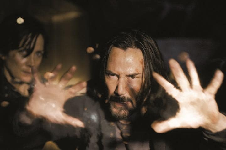 マトリックスの謎に再度挑むネオ（右）とトリニティー（左）　©2021 WARNER BROS. ENT. ALL RIGHTS RESERVED