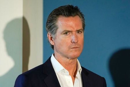 　５月８日、米カリフォルニア州のニューサム知事（写真）は、州内の製造業者に８日からの業務再開を認める上でのルールを定めたと表明した。写真はサンディエゴで２０１９年１０月撮影（２０２０年　ロイター／Mike Blake）