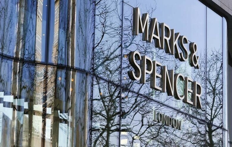 １０月２４日、シリア難民の子供たちがトルコの工場で、英小売大手マークス・アンド・スペンサー（Ｍ＆Ｓ）やオンラインストアＡＳＯＳ（エイソス）のための衣服を製作している。写真はＭ＆Ｓのロゴ。ブリュッセルで３月撮影（２０１６年　ロイター／Yves Herman）