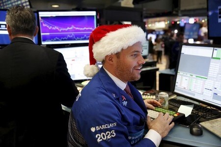 １２月２２日、米国株式市場ではクリスマス休暇を控え商いが細るなか、スポーツ用品大手ナイキなどの優良銘柄に売りが出たことで、３指数は揃って下落して終了した。写真は２０１５年１２月、ニューヨーク証券取引所で（２０１７年　ロイター/Lucas Jackson）