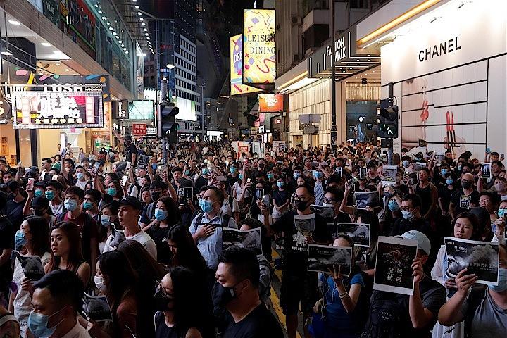 反政府抗議活動が続く香港で、警官の実弾発砲に怒るデモ隊が３日未明まで警察と激しく衝突した。写真は２日に香港で撮影（２０１９年　ロイター／SUSANA VERA）