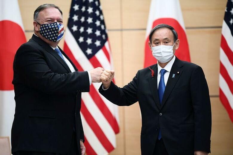 来日中の米ポンぺオ国務長官（左）は首相官邸で菅義偉首相（右）を表敬訪問した。東京の首相官邸で撮影（２０２０年　ロイター/代表撮影）