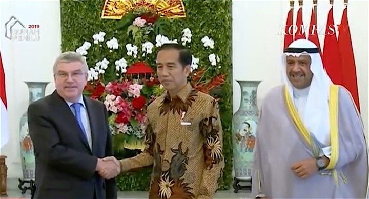 大統領宮殿にIOCのバッハ会長（左）、アジアオリンピック評議会のサバーハ会長（右）を招いたウィドド大統領　KOMPASTV / YouTube