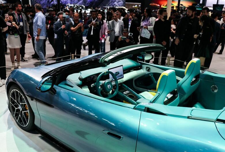 写真は中国自動車ショーで展示されるＢＹＤの車。4月24日、北京で撮影。REUTERS/Maxim Shemetov