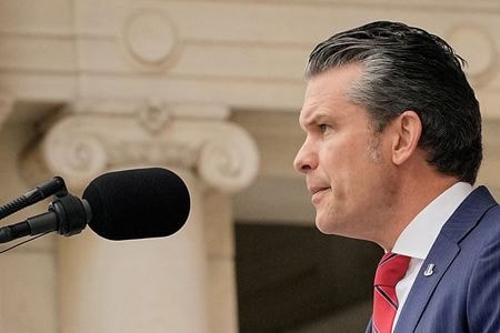 　６月１日、ヘグセス米国防長官（写真）は、オーストラリアのマールズ国防相との会談で、国防費を国内総生産（ＧＤＰ）の３．５％に増額するよう求めたと、国防総省が発表した。写真は５月、バージニア州アーリントンで撮影（２０２５年　ロイター/Ken Cedeno）