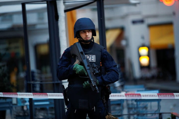 オーストリアの首都ウィーンの市内で起きた銃撃テロの現場を警備する警官（11月3日）Leonhard Foegervel－REUTERS