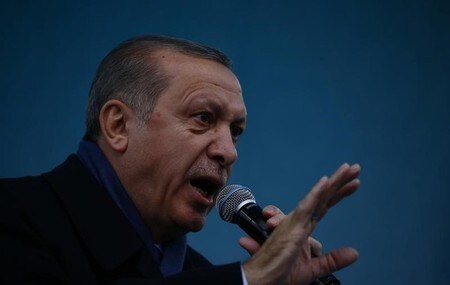 　４月７日、トルコのクルトゥルムシュ副首相は、米軍がシリアの軍事拠点を攻撃したことについて、トルコは肯定的にみているとし、国際社会はシリアのアサド政権の「野蛮な行為」に反対する姿勢を維持する必要があると語った。写真はエルドアン大統領。トルコの都市、ディヤルバクルで１日撮影（２０１７年　ロイター/Murad Sezer）
