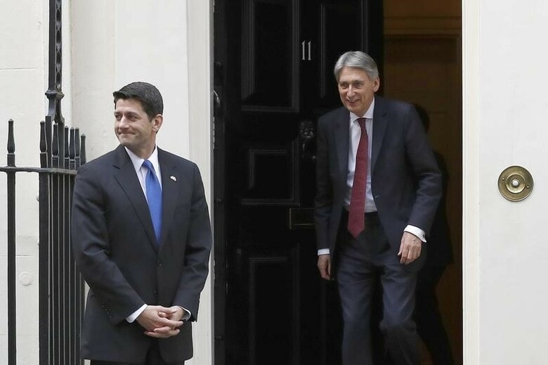 ４月１９日、ライアン米下院議長（写真左）は、税制改革法案の議会通過がこれまで目標としてきた今夏よりも遅れる可能性があるとの見解を示した。写真右はハモンド英財務相。ロンドンで撮影（２０１７年　ロイター/Stefan Wermuth）