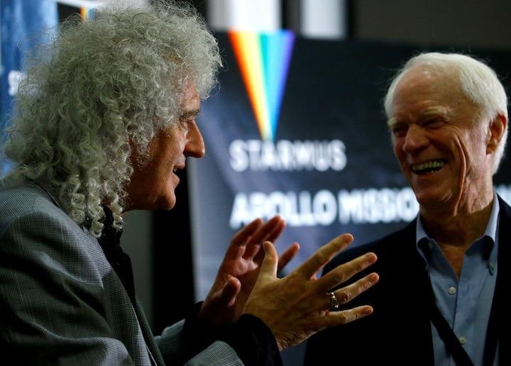 アポロ９号の宇宙飛行士ラッセル・シュウェイカートと話すブライアン・メイ　Arnd Wiegmann-REUTERS