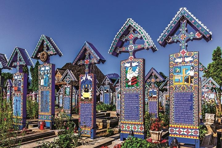 ルーマニア・サプンツァの共同墓地　SORINCOLAC/ISTOCK