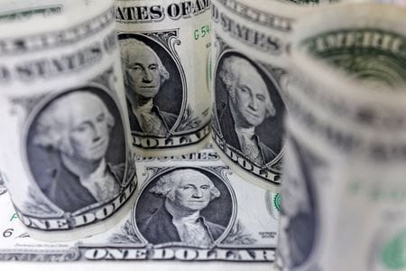 　３月１２日、午後３時のドルは前日ニューヨーク市場終盤から小幅にドル高／円安の１５９円近辺で推移している。写真は米ドル紙幣。２０２２年７月撮影（２０２６年　ロイター/Dado Ruvic）