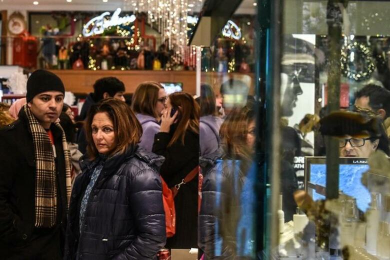 米国で堅調な個人消費を示す企業決算が相次いでいる。小売り最大手のウォルマートは通期予想を上方修正した。写真は大手百貨店メーシーズの旗艦店。2018年11月22日、ニューヨークで撮影（2019年　ロイター/Stephanie Keith）