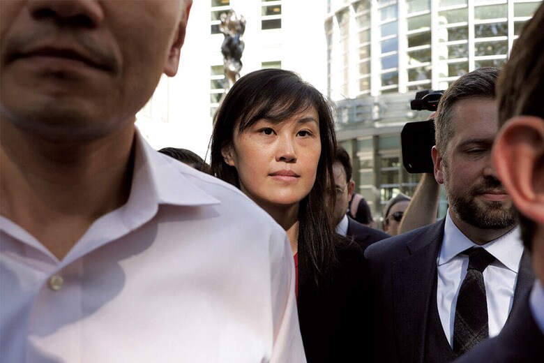 中国政府の工作員として刑事訴追されたリンダ・サン（写真中央）　KENT J. EDWARDSｰREUTERS