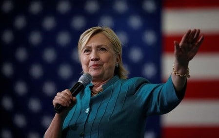 　８月１１日、米大統領選の民主党候補クリントン氏（写真）は、ミシガン州のハイテク工場で経済政策演説を行い、自身の雇用促進計画や税制改革案は、共和党候補のトランプ氏の計画よりも中間層に一段の恩恵をもたらすと強調した。写真は１０日アイオワ州で撮影（２０１６年　ロイター／Chris Keane）