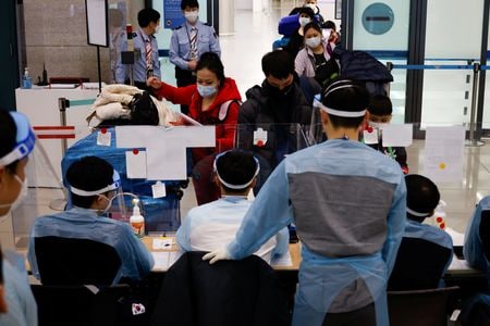 ８月３１日、韓国政府は、海外からの渡航者に求めている出国前の新型コロナウイルス検査の陰性証明を９月３日から不要にする方針。仁川空港で２０２０年１２月撮影（２０２２年　ロイター/Kim Hong-Ji）