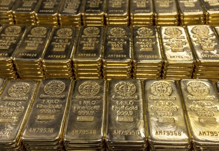 金価格が１９日の取引で３週間ぶりの安値を付けた。足元のドル高と米利上げが継続するとの観測を背景に売られており、週間で５週間ぶりの下落となる見通し。写真は７月撮影（２０２２年　ロイター／DENIS BALIBOUSE）