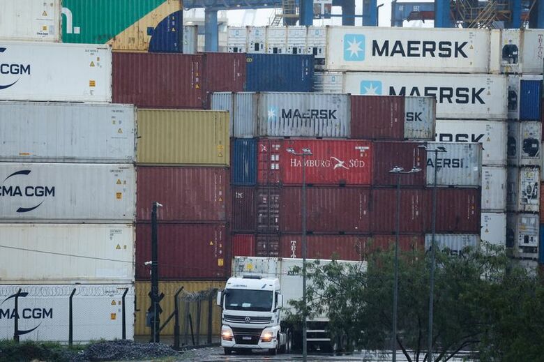 輸送用コンテナヤードの様子。ブラジル・グアルジャのサントス港で２０２５年８月撮影。 REUTERS/Jorge Silva