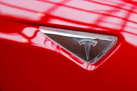 ６月９日、米テスラ・モーターズは、主力セダン「モデルＳ」の廉価版２車種を国内市場に投入する方針を明らかにした。ニューヨークで４月撮影（２０１６年　ロイター/LUCAS JACKSON）