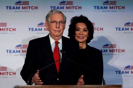　米大統領選と同時に実施された上院選では、接戦となっている共和党現有１２議席のうち、テキサス州で共和党の現職ジョン・コーニン氏が再選を果たす一方、コロラド州では共和現職のコリー・ガードナー氏が民主党候補に敗れた。３日撮影（２０２０年　ロイター/Bryan Woolston）