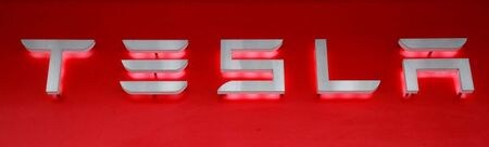 　１２月２３日、米電気自動車（ＥＶ）メーカーのテスラと中国の銀行団が、同社の上海工場向けに期間５年、総額１００億元（１４億ドル）の新たな融資契約について合意した。写真はスイス・チューリヒで２０１８年３月撮影（２０１９年　ロイター/Arnd Wiegmann）