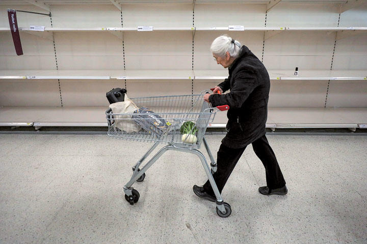 命を守るはずが、結果的に貧困層などの命と生活をむしばむ恐れも　Kevin Coombs-REUTERS