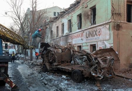 ロシア国防省は１７日、ロシア軍が１６日にウクライナ第二の都市ハリコフにある「外国人戦闘員」が滞在する建物に対し精密攻撃を実施したと発表した。写真は１月１７日、ロシア軍のミサイル攻撃を受けたウクライナのハリコフの建物（２０２４年　ロイター／/Vyacheslav Madiyevskyy）