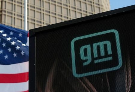 米ゼネラル・モーターズ（ＧＭ）のテキサス州アーリントンにある組み立て工場で、全米自動車労組（ＵＡＷ）組合員の６０％以上が新たな労働協約を巡る投票で賛成票を投じた。２０２１年３月撮影（２０２３年　ロイター/Rebecca Cook）