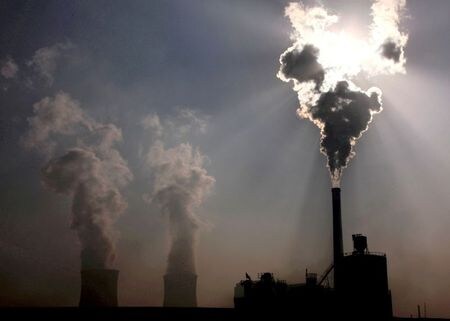 　１０月２６日、中国当局は、石炭の主要生産地域の一部で貯蔵施設を「整理」し、無許可の施設を排除する方針を明らかにした。写真は内モンゴル自治区包頭市の石炭火力発電所。２０１０年１０月撮影（２０２１年　ロイター／David Gray）