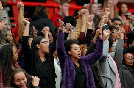 ２月２９日、米大統領選の共和党指名候補争いでトップを走る不動産王のドナルド・トランプ氏がバージニア州ラドフォードで開いた集会で、黒人市民団体などが抗議活動を繰り返した（２０１６年　ロイター/CHRIS KEANE）