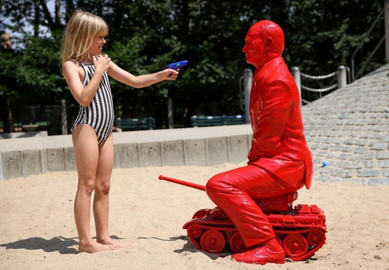 フランス人アーティストが制作したプーチンの像（2022年8月）　Andrew Kelly-Reuters