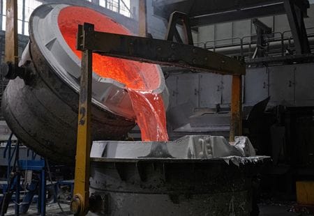 写真はルサール社の製錬所の炉。2024年7月、ロシア・シベリアの都市クラスノヤルスクで撮影。REUTERS/Alexander Manzyuk