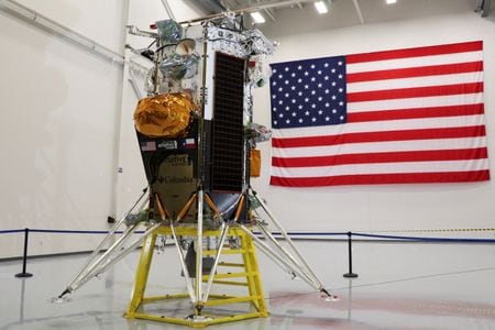 　民間企業として２２日に初めて月面着陸に成功した米宇宙企業インテュイティブ・マシンズの株価が２３日の米市場で乱高下した。写真は同社の無人月着陸船「ノバＣ」（愛称オデッセウス）。米テキサス州ヒューストンの本社で昨年１０月撮影（２０２４年　ロイター/Evan Garcia）