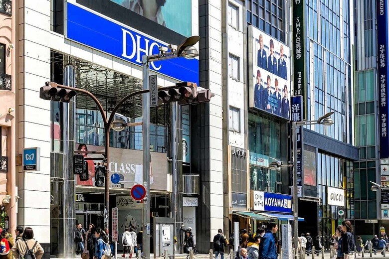 右派言論は「普通の人々」を引き付け続ける（2019年4月、新宿）krblokhin-iStock.