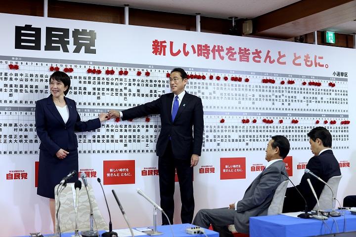 衆院選の当選者にバラを付ける自民党の岸田首相と高市政調会長（10月31日）　REUTERS--Behrouz Mehri/Pool