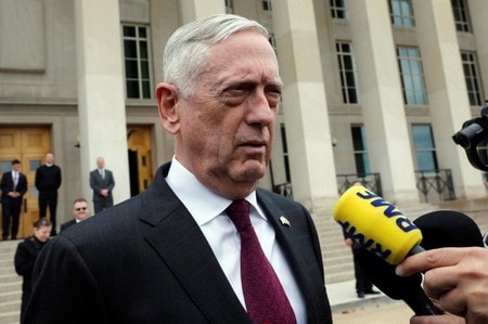 　５月７日、マティス米国防長官は連邦議会に対し、国防権限法（ＮＤＡＡ）案に海外からの投資に対する監督強化を盛り込むことを求める書簡を送った。写真はアーリントンで記者の質問に答える同国防長官。4月撮影（2018年　ロイター／Yuri Gripas）