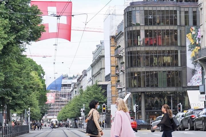 チューリヒの繁華街。マスク姿は少数派だ（5月12日、撮影＝筆者）