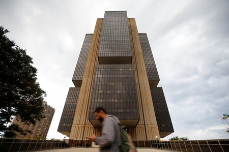 １０月３０日、ブラジル中央銀行は政策金利を５０ベーシスポイント（ｂｐ）引き下げ、過去最低の５．００％とすることを決定した。写真は中銀本店。１０月２９日撮影（２０１９年　ロイター/Adriano Machado）
