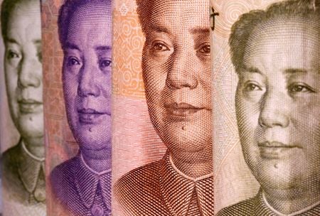 　６月１８日、中国の３０年国債利回りが取引で、２．５％を割り込んで７週間ぶりの低水準を付けた。写真は中国元紙幣。ボスニア・ヘルツェゴビナのサラエボで２０２０年２月撮影（２０２４　ロイター／Dado Ruvic）