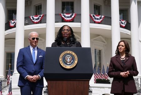 ４月８日、米国で黒人女性として初の最高裁判事への就任が決まったケタンジ・ブラウン・ジャクソン氏（５１）は、米国では「何事も可能」であることが示されたとし、喜びを語った。写真は同日、ホワイトハウスで開かれた指名承認を祝うイベントに出席するジャクソン氏（２０２２年　ロイター／Kevin Lamarque）
