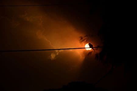 　１月４日、オーストラリアのモリソン首相は、今月予定していた日本とインドへの公式訪問の延期を公表した。写真は豪ニューサウスウェールズ州の火災による煙で太陽光がさえぎられる様子（２０２０年　ロイター/Tracey Nearmy）