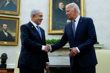 バイデン米大統領（右）は２５日、イスラエルのネタニヤフ首相（左）とホワイトハウスで会談し、９カ月に及ぶパレスチナ地区がガザでの停戦を改めて呼びかけた。ホワイトハウスの大統領執務室で撮影（２０２４年　ロイター/Elizabeth Frantz）