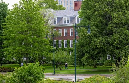 トランプ米政権は、ハーバード大学と連邦政府の残り全ての契約を打ち切ることを計画している。写真は２３日、オールストンキャンパスで撮影（２０２５年　ロイター/Faith Ninivaggi）