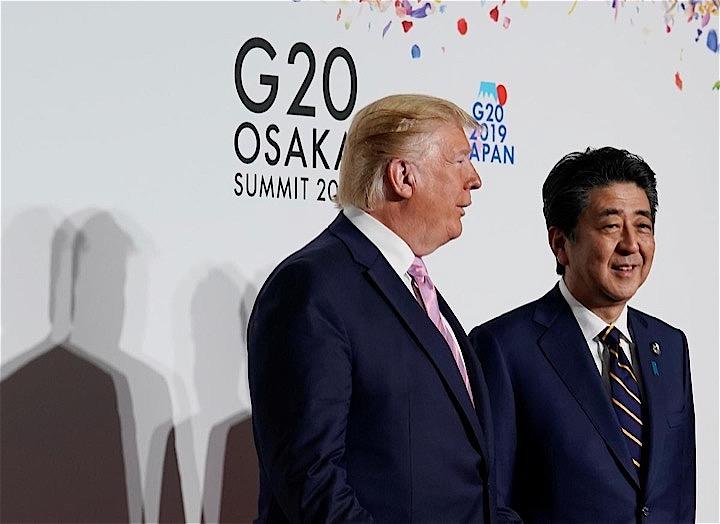 トランプ米大統領は、2日目となった米民主党のテレビ討論会で候補全員が不法移民への医療保険制度の適用を支持する姿勢を示したことを批判した。２０１９年　ロイター／Kevin Lamarque