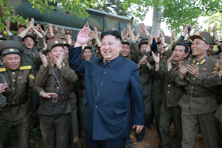 ８月１５日、北朝鮮の金正恩朝鮮労働党委員長は、グアムへのミサイル発射計画について軍から報告を受けたと、北朝鮮国営の朝鮮中央通信社（ＫＣＮＡ）が報じた。写真は５月、ＫＣＮＡが公開（２０１７年　ロイター）