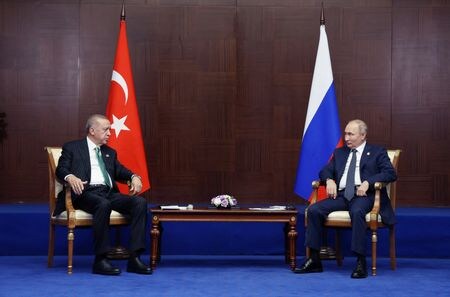 　トルコのエルドアン大統領（左）は１２月１１日、黒海経由の穀物輸出合意に関し、ロシアとウクライナの大統領と協議した。写真右はロシアのプーチン大統領。１０月１３日、カザフスタンのアスタナで代表撮影（２０２２年　ロイター）