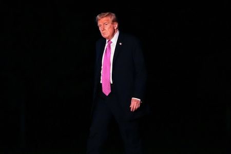 　トランプ米大統領は１５日、首都ワシントンの警察が移民・税関捜査局（ＩＣＥ）に協力しないとバウザー市長が発言したことを受け、国家非常事態を宣言し、連邦化すると表明した。写真はホワイトハウスで１４日撮影（２０２５年　ロイター/Aaron Schwartz）