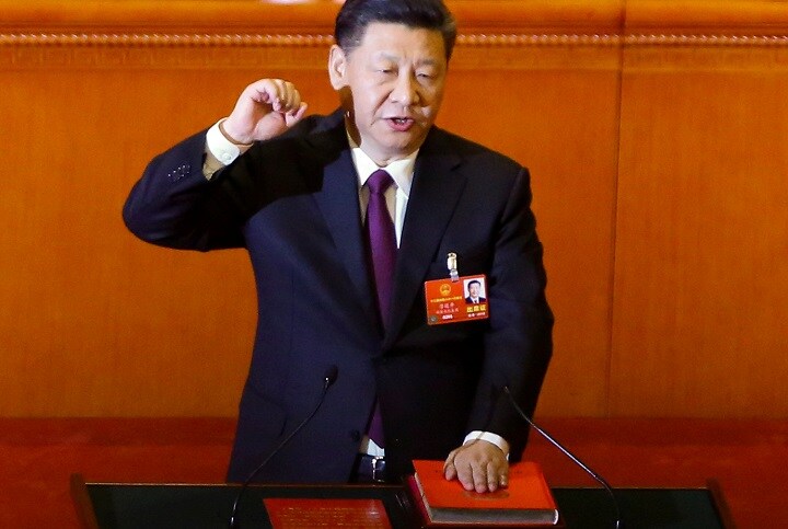 習近平新時代の中国の「特色ある社会主義思想」を明記した憲法に誓いを立てる習近平国家主席（3月17日）　Thomas Peter- REUTERS