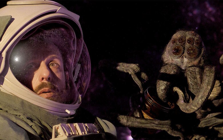 妻との関係が冷え切っていくなか、ヤクブは宇宙グモとの友情を深めるのだが　COURTESY OF NETFLIX