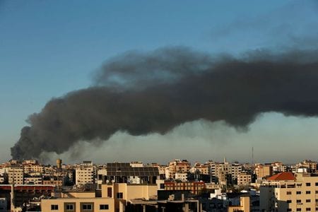 　５月１６日、イスラエルとパレスチナ自治区ガザを実効支配するイスラム組織ハマスの間で攻撃の応酬が続いている。イスラエルによるガザ空爆では１６日、複数の住宅が破壊され、保健当局によると子ども１０人を含む４２人のパレスチナ人が死亡。１０日以降の死者は１９２人に上った。ガザで１５日撮影（２０２１年　ロイター/Suhaib Salem）