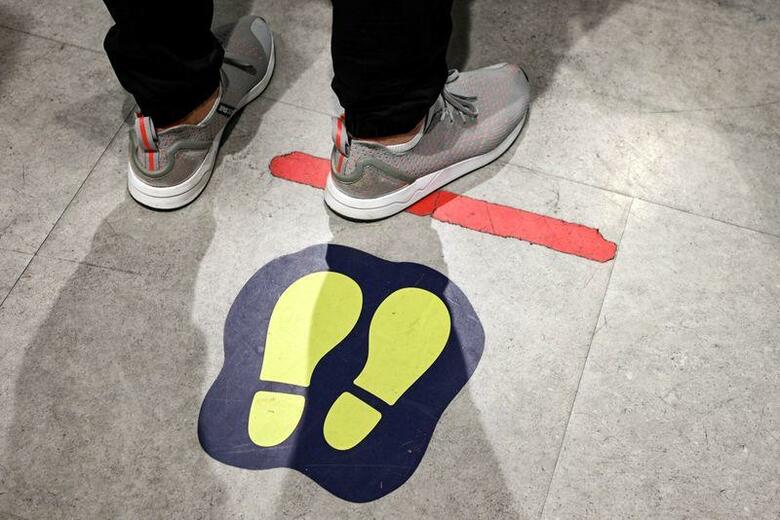 オーストラリアでは、政府方針に従い首都キャンベラを含む複数の地域で小規模集会や飲食店の営業などが再開された。写真はシドニーの店舗で、5月4日撮影（2020年　ロイター/Loren Elliott）